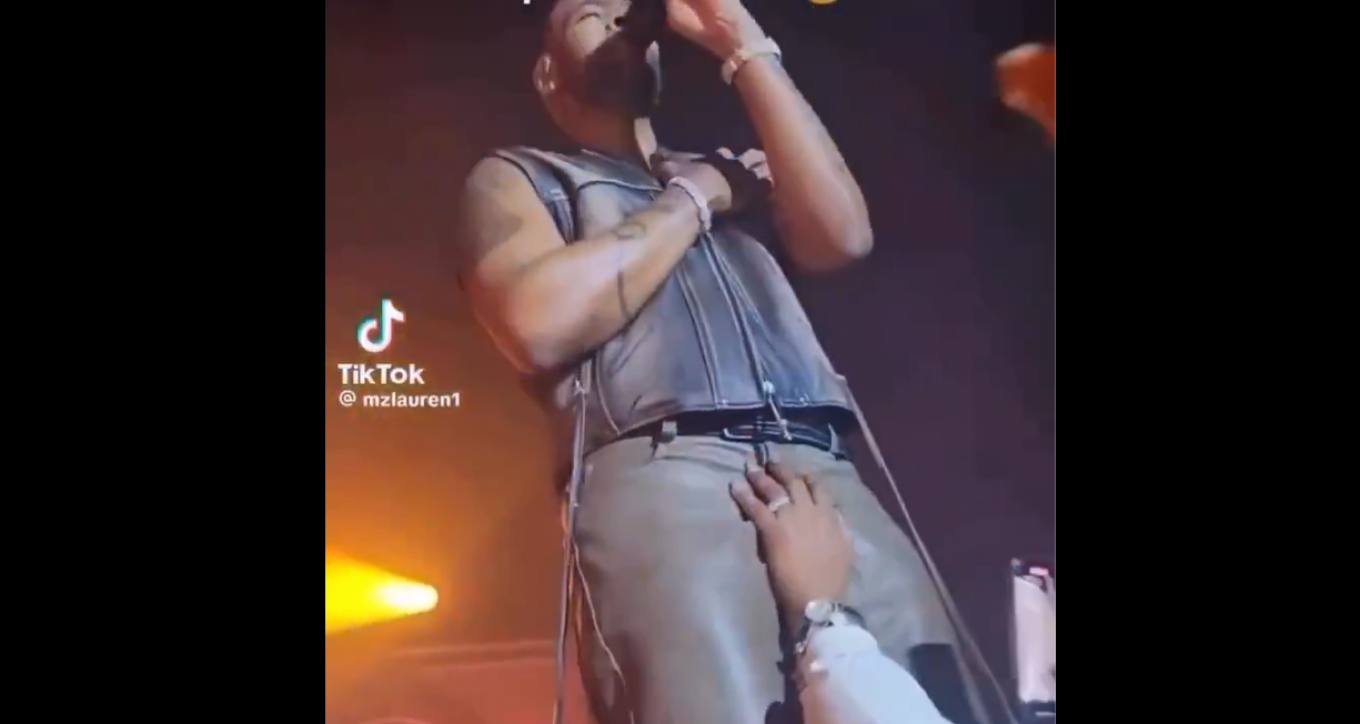 BINTEO: Σεξουαλική παρενόχληση on stage για τραγουδιστή της R&B – Παντρεμένη του έπιασε τα γεννητικά όργανα