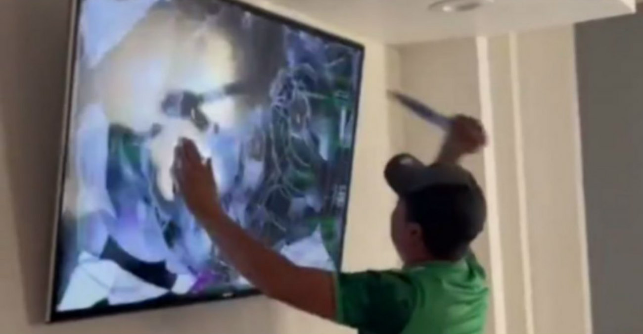 Αδιανόητο: Μεξικάνος οπαδός κατέστρεψε την τηλεόραση του με μαχαίρι μετά τον αποκλεισμό της χώρας από το Παγκόσμιο Κύπελλο