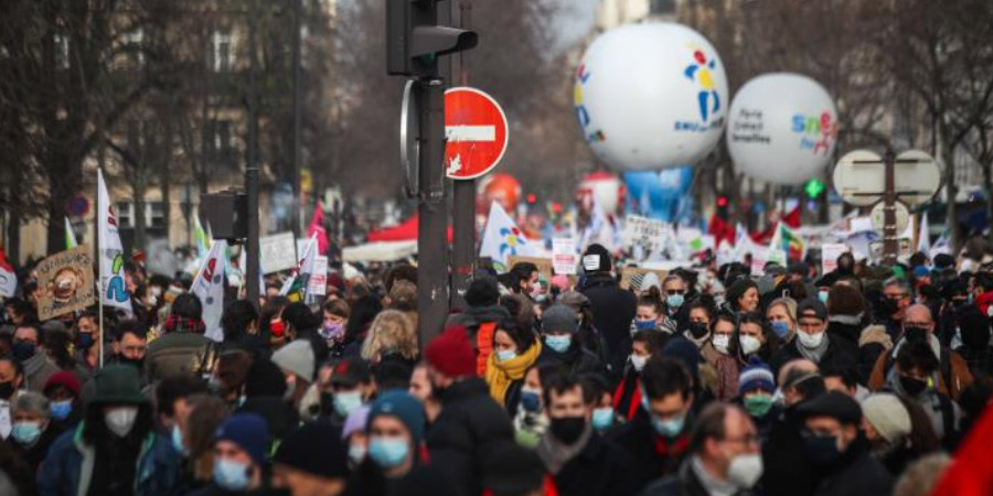 Γάλλοι εκπαιδευτικοί  οργάνωσαν απεργία για τα μέτρα κατά του κορωνοϊού στα σχολεία - «Σταματήστε την αδιαφορία» φώναζαν