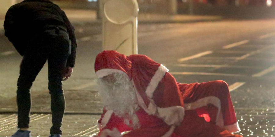 Μέχρι και ο Άγιος Βασίλης μέθυσε τα Χριστούγεννα - Τα τραγελαφικά της ημέρας - ΦΩΤΟΓΡΑΦΙΕΣ