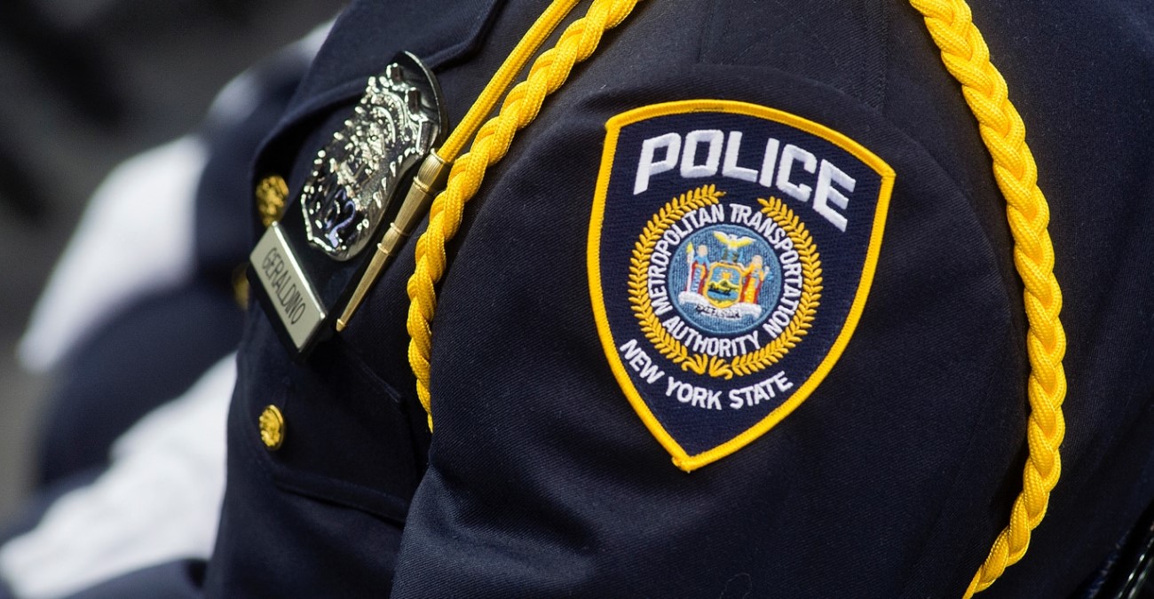 Συγκλονιστική στιγμή: Αστυνομικός έσωσε μωρό που πνιγόταν στην άκρη αυτοκινητόδρομου - Δείτε βίντεο