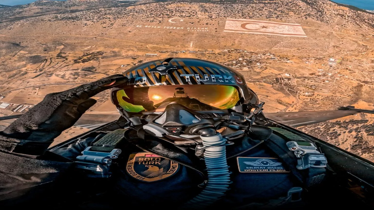 «Φωτογραφία της Ημέρας» - Προκαλεί η Τουρκία με πιλότο να χαιρετά πάνω από τον Πενταδάκτυλο 