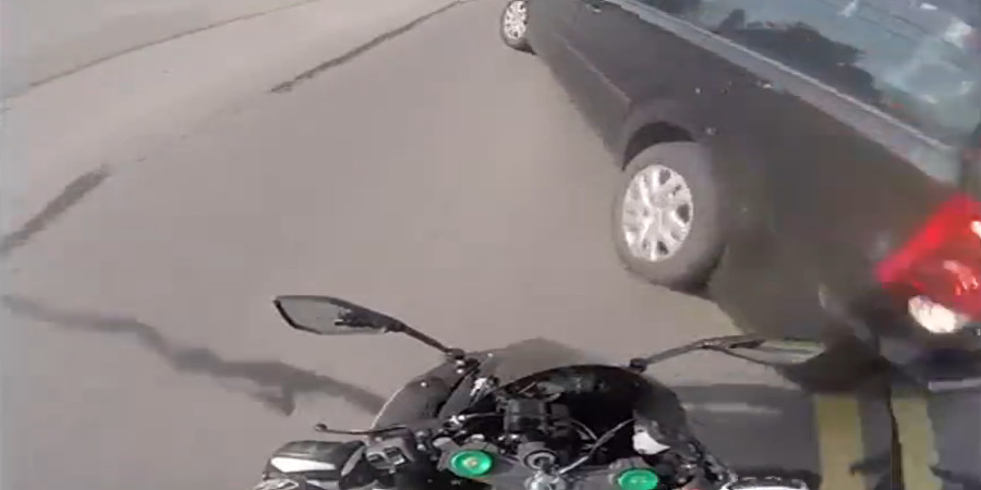 Οδηγούσε ψάχνοντας για τροχαίο- Το ατύχημα που πρέπει να δουν οι μοτοσικλετιστές-VIDEO