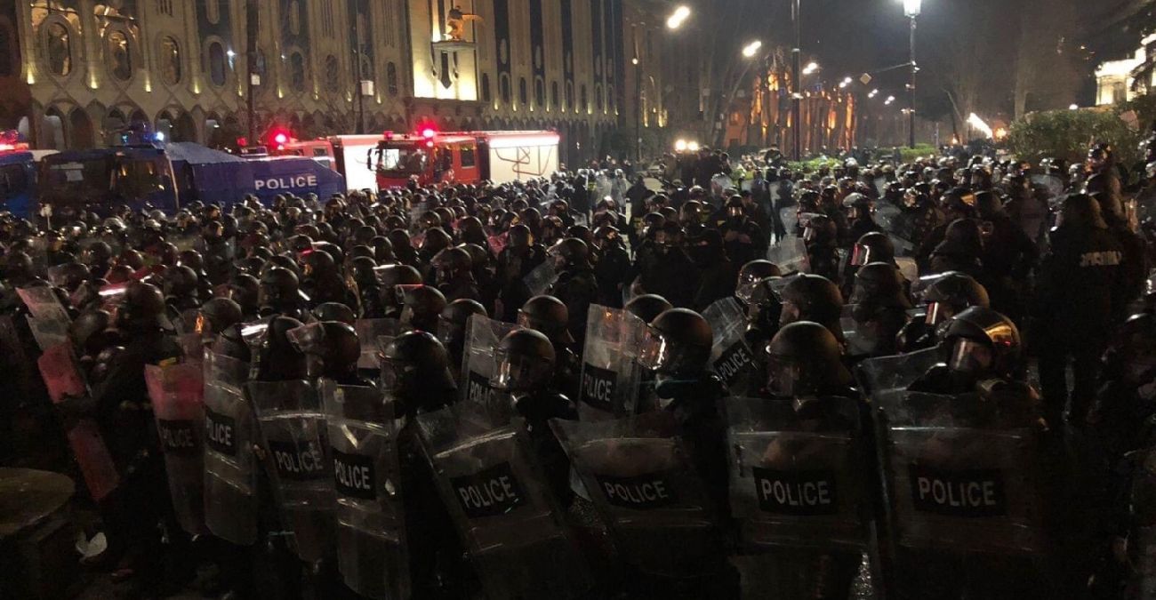 Γεωργία: Βίαια επεισόδια μεταξύ διαδηλωτών και αστυνομίας έξω από το κτίριο της Βουλής