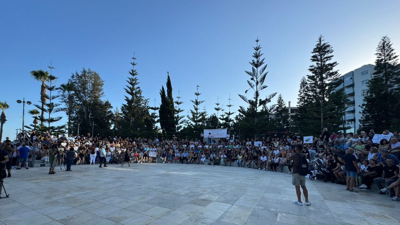 Διαδήλωση στη Λεμεσό: Πλήθος κόσμου με πανό και συνθήματα για τη φονική πυρκαγιά – Δείτε βίντεο και φωτογραφίες