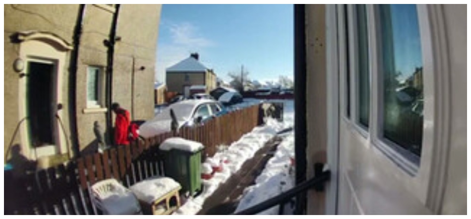 Ταχυδρόμος προκάλεσε οργή: Αρνήθηκε να βοηθήσει ηλικιωμένη που είχε πέσει στο χιόνι - ΒΙΝΤΕΟ
