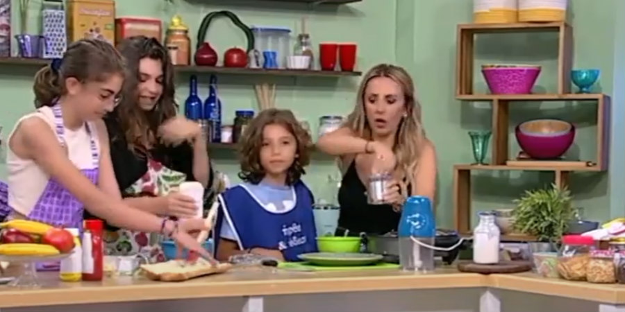 Γιώτα Δαμιανού: Μπήκε στην κουζίνα της εκπομπής της και μαγείρεψε με τα παιδιά της (Βίντεο)