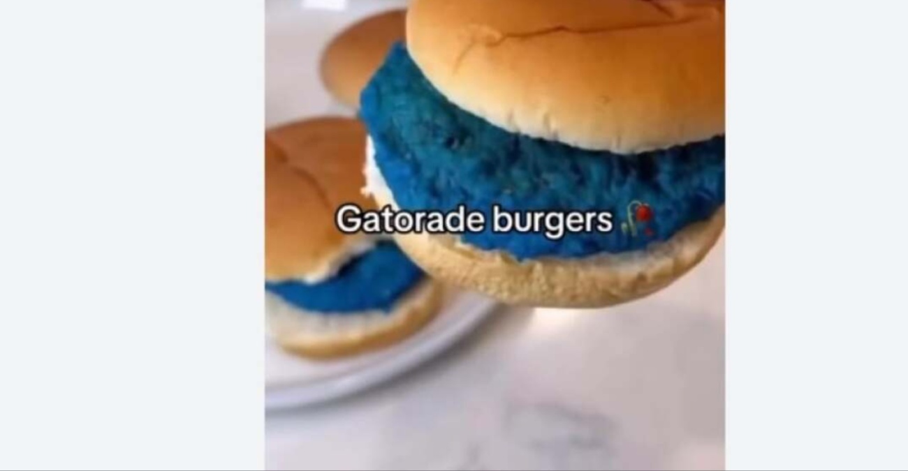 VIDEO: Νέο επικίνδυνο challenge στο TikTok – Το «Gatorade Burger» απειλεί με δηλητηρίαση και σαλμονέλα