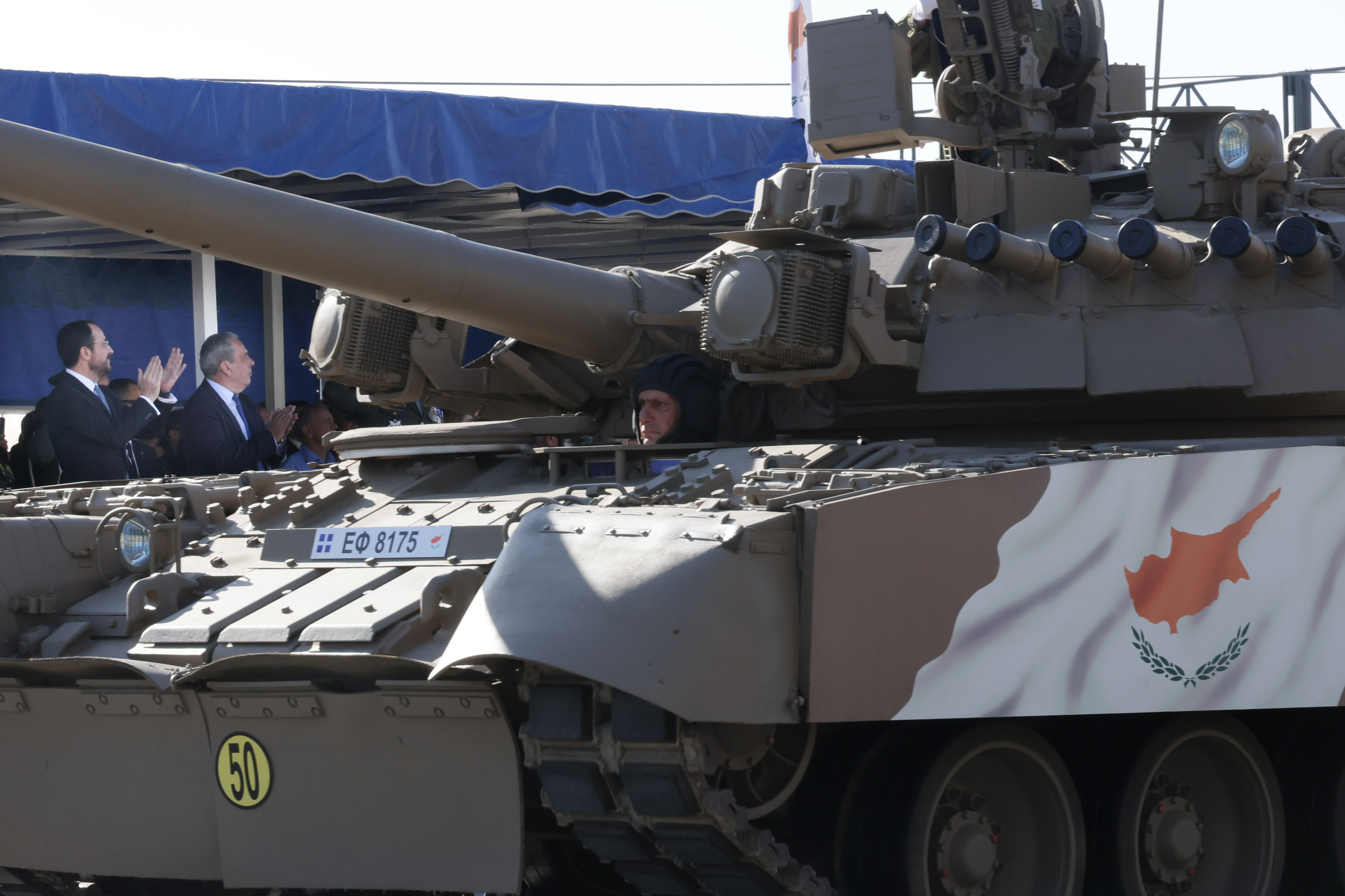 VIDEO: Ακινητοποιημένο τανκς στον αυτοκινητόδρομο - «Πάλι καλά που δεν μας έμεινε μέσα στη παρέλαση»