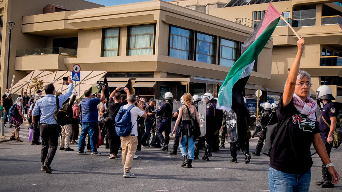 Άνδρας της ασφάλειας πήγε να κάνει σύλληψη και δέχτηκε επίθεση από τα ΜΑΤ – «Δικός σας είμαι!» φώναζε μέσα στο χάος