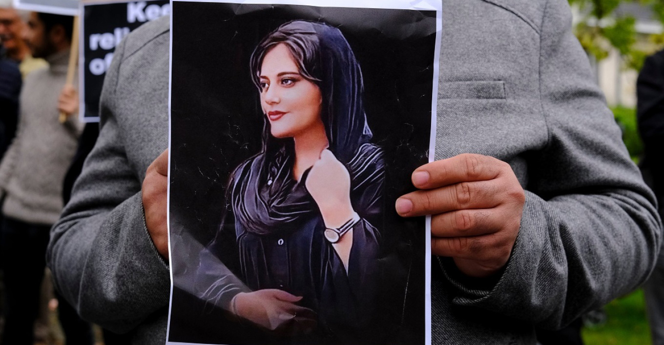 Ιράν: Προσήγαγαν τον πατέρα της Μαχσά Αμινί, του έκαναν συστάσεις και μετά τον άφησαν ελεύθερο