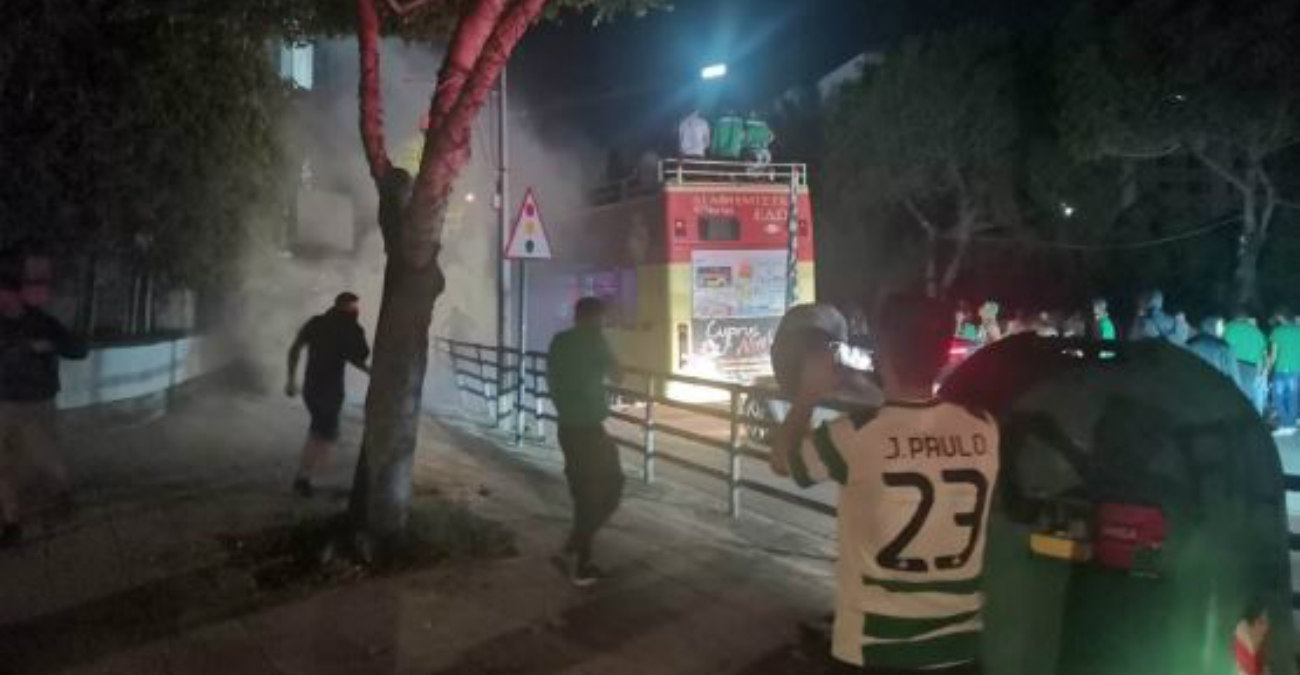 Σοκαρισμένοι οι παίκτες της Ομόνοιας - «Ανίκανοι αστυνομικοί ευχαριστούμε για τα δακρυγόνα» - Φωτογραφίες