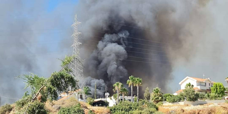 Πυρκαγιά κοντά σε κατοικίες στη Λεμεσό - Δείτε βίντεο