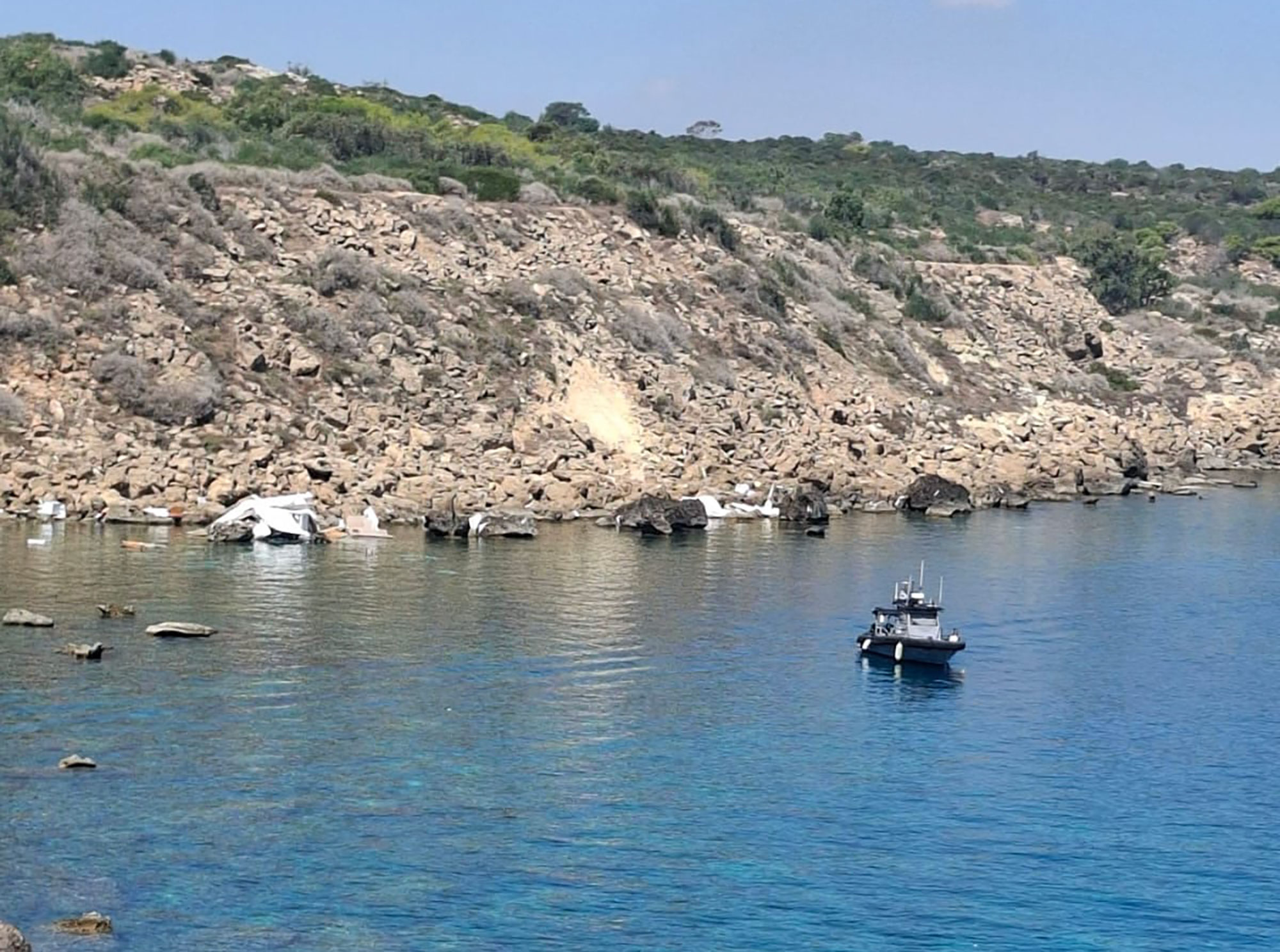 Σήκωσαν μανίκια για την απομάκρυνση των συντριμμιών στο Κάβο Γκρέκο - Έλεγχοι για πιθανή ρύπανση
