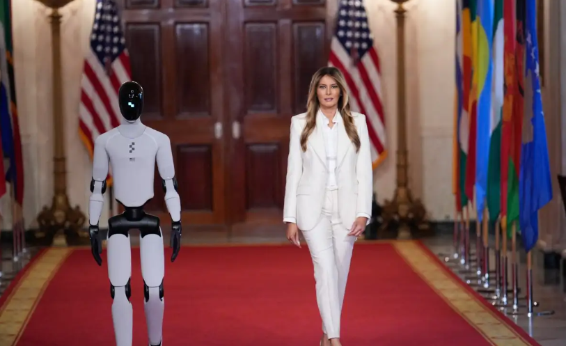 VIDEO - Μelania Trump: Περπάτησε δίπλα σε ρομπότ στο Λευκό Οίκο και τράβηξε όλα τα βλέμματα