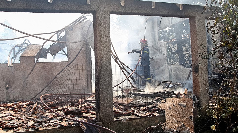 Μάχη με τα μποφόρ και τις αναζωπυρώσεις για την φωτιά στα Βίλια - Κάηκαν σπίτια στον οικισμό Προφήτης Ηλίας 
