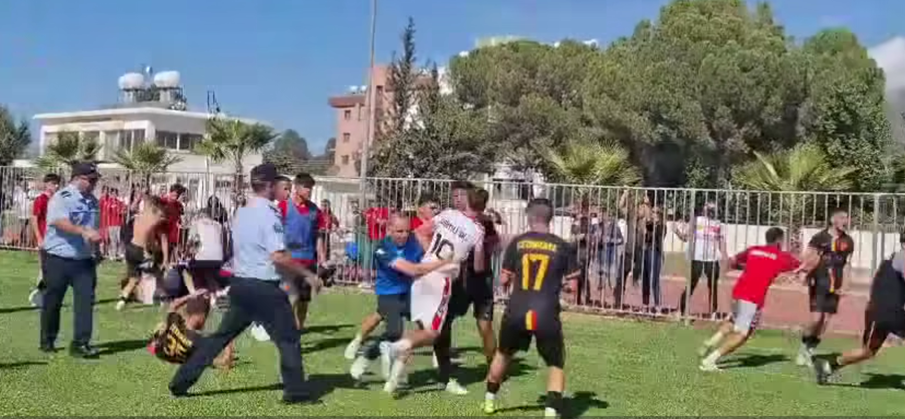 VIDEO: «Έπεσε» άγριο ξύλο στα κατεχόμενα - Ποδοσφαιριστές μετέτρεψαν τον αγωνιστικό χώρο σε... ρινγκ