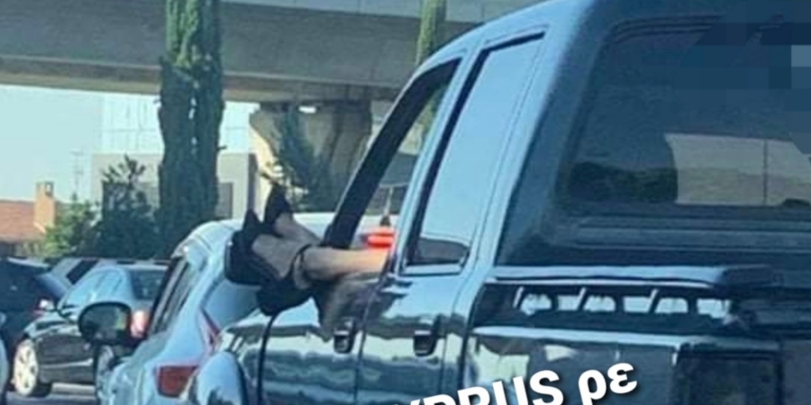 Κυρία η κοπέλα στη φωτογραφία - Έβγαλε τα πόδια έξω απο το παράθυρο του αυτοκινήτου κάνοντας show