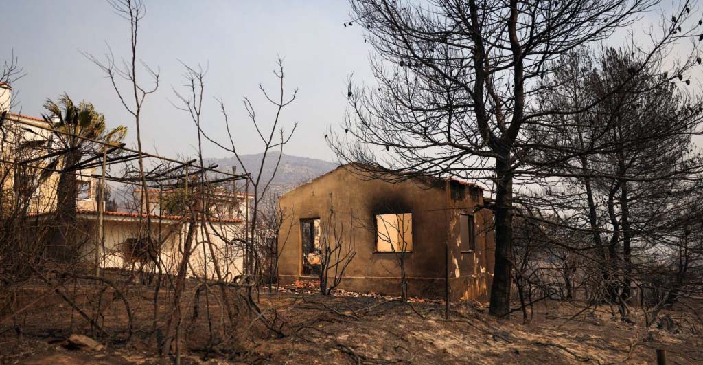 Φωτιά στην Αττική: Συγκλονίζουν οι ιστορίες των πυρόπληκτων - «Δεν έμεινε τίποτα εδώ... δεν σταμάταγε αυτή η φωτιά»