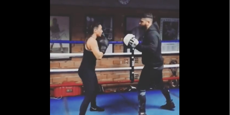 Κύπρια επιχειρηματίας στο ring με τον προπονητή και φίλο της! Δείτε τους να  «παίζουν» ξύλο - VIDEO