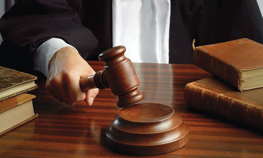 Πατέρας και δύο γιοι αρνούνται τις κατηγορίες για βία στην οικογένεια - Οι άθλιες συνθήκες που ζούσαν τα ανήλικα παιδιά