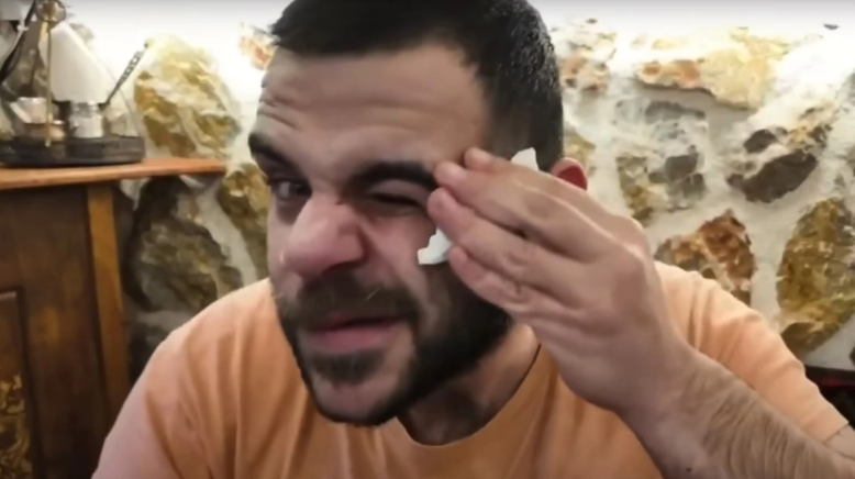 VIDEO: Live ξυλοδαρμός γνωστού YouTuber σε καφετέρια στα Ιωάννινα