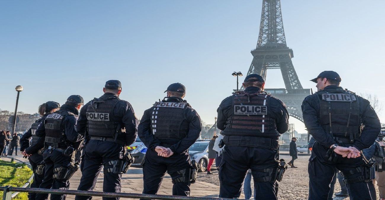Σε επίπεδο «κόκκινου» συναγερμού η Γαλλία - Επιχείρηση «σκούπα» σε σπίτια ισλαμιστών, ενώ εκκενώνονται αεροδρόμια και αξιοθέατα