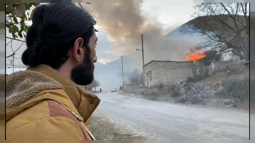 Συγκλονιστικές εικόνες στο Ναγκόρνο Καραμπάχ: Αρμένιοι καίνε τα σπίτια τους πριν αποχωρήσουν - ΒΙΝΤΕΟ 