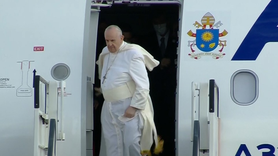 Έφτασε στην Ελλάδα ο Πάπας Φραγκίσκος - Προσγειώθηκε στο αεροδρόμιο Ελευθέριος Βενιζέλος των Αθηνών