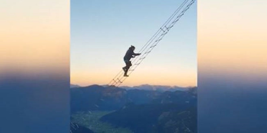 H τρομακτική σκάλα που ενώνει δύο βουνά και μόνο... οι γενναίοι περνούν (VIDEO)