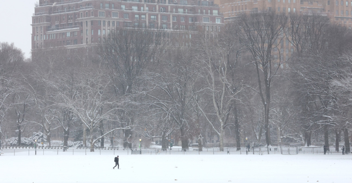 Σε κατάσταση έκτακτης ανάγκης η Νέα Υόρκη λόγω ισχυρής χιονοθύελλας – Χάος σε πτήσεις, δρόμους και ηλεκτροδότηση