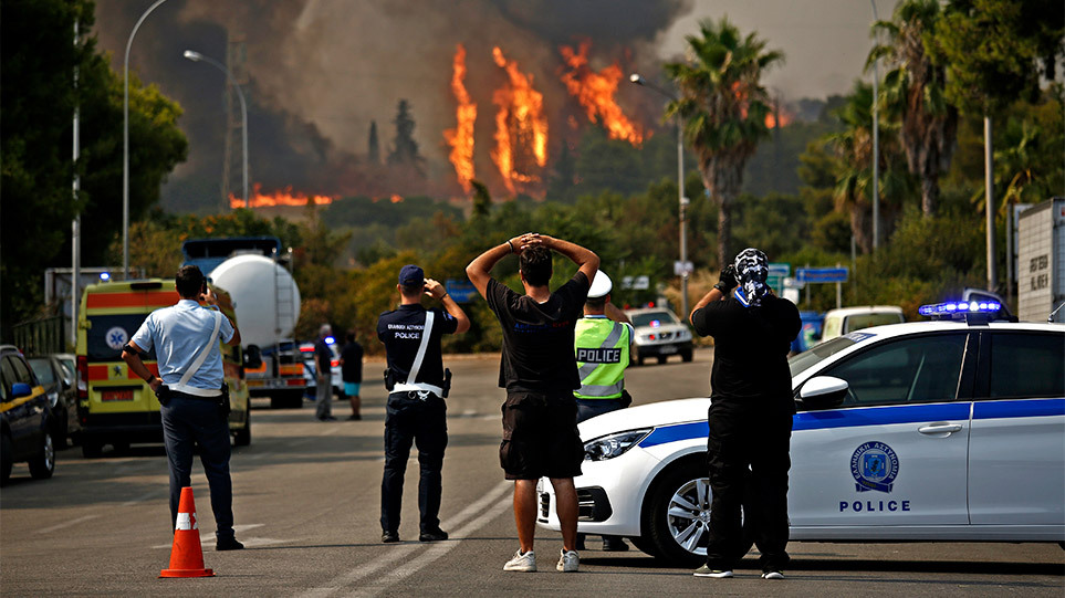 Μεγάλη φωτιά: Καίγονται σπίτια σε Βαρυμπόμπη - Εκκενώνονται και οι Θρακομακεδόνες - Δείτε live