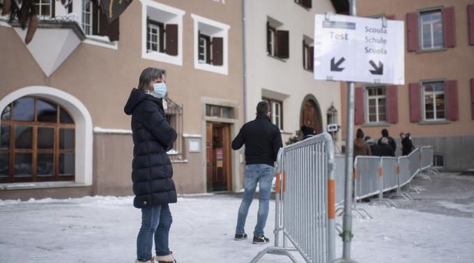 Η Ελβετία χαλαρώνει τα περιοριστικά μέτρα για κορωνοϊό παρά την αύξηση μολύνσεων