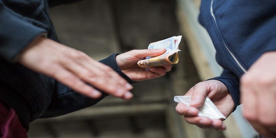 Χειροπέδες σε τρεις νεαρούς διακινητές ουσιών στη Λευκωσία -Χιλιάδες ευρώ στην κατοχή τους 