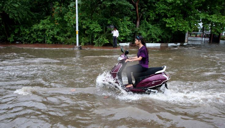 Οι σφοδρές βροχοπτώσεις πλημμυρίζουν νοσοκομείο στην Ινδία, ψάρια κολυμπούν στους θαλάμους 