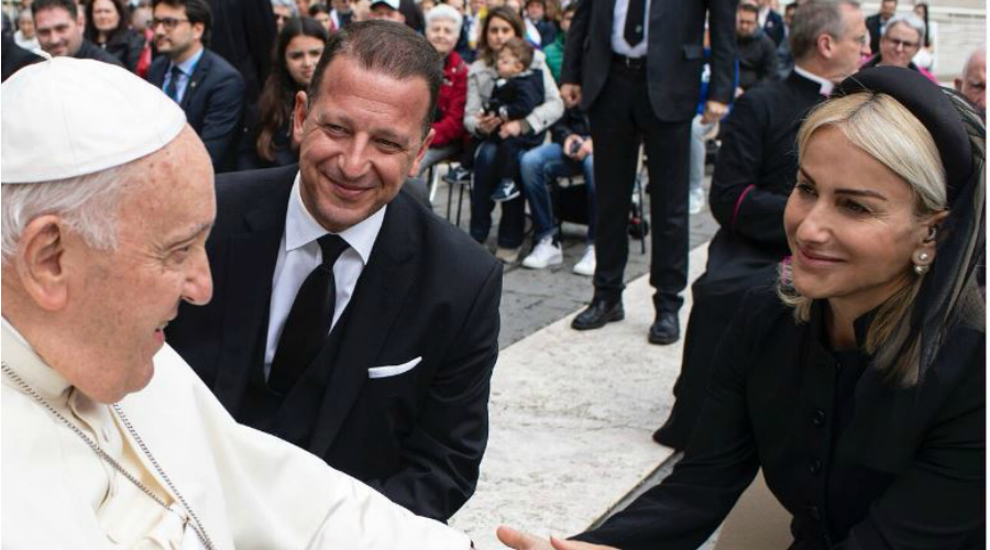 Χρύσανθος Τσουρούλλης – Έμιλυ Γιολίτη: Συνάντησαν τον Πάπα Φραγκίσκο στο Βατικανό (Φώτος)