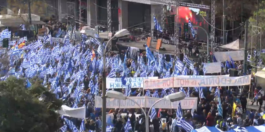ΑΘΗΝΑ: Μαζική προσέλευση στην πλατεία Συντάγματος-  Στο σημείο η σημαία του Κ. Κατσίφα- LIVE VIDEO   