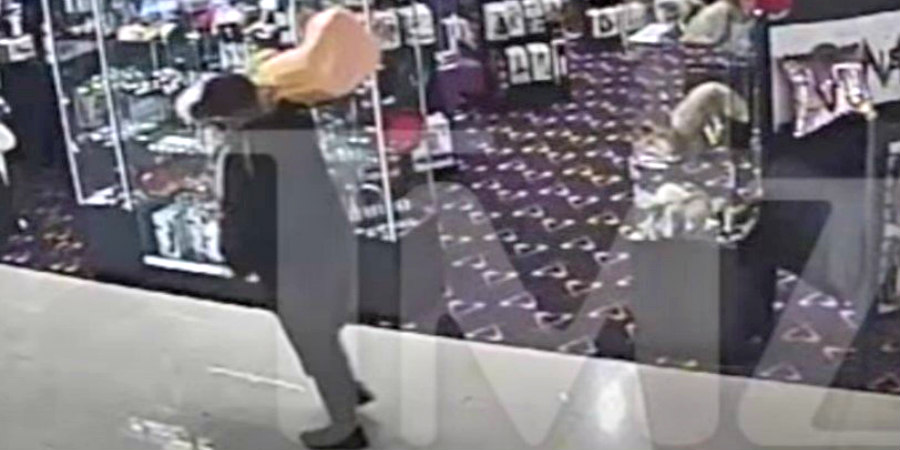 Έκλεψε δονητή 18 κιλών και 91 εκατοστών και βγήκε από το κατάστημα ανενόχλητος -VIDEO