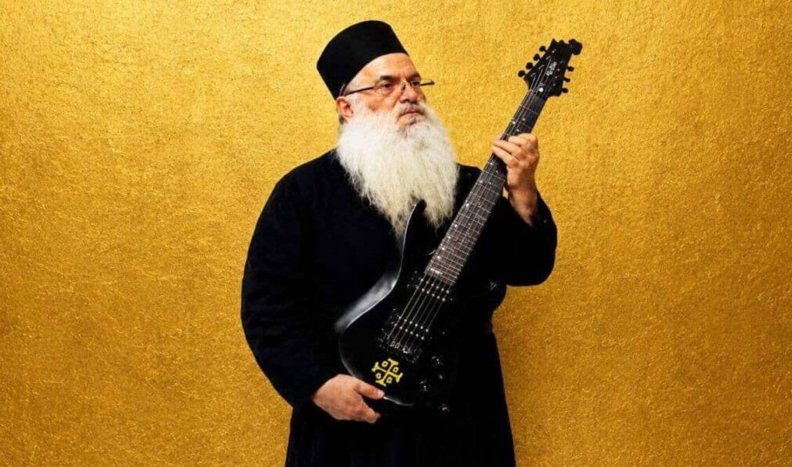 ΒΙΝΤΕΟ: Από το ψαλτήρι στο heavy metal: Ο ιερέας από το Ναύπλιο που «τρέλανε» το Pitchfork