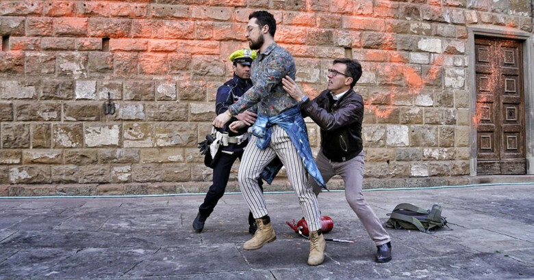 Viral ο δήμαρχος της Φλωρεντίας - Όρμησε έξαλλος σε ακτιβιστή που έριξε μπογιά στο Παλάτσο Βέκιο - Bίντεο 