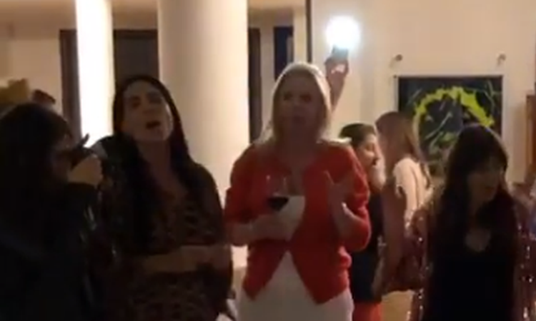 Κύπριες επώνυμες διασκέδασαν σε privé πάρτι με καλεσμένο επιτυχημένο τραγουδιστή ΦΩΤΟΓΡΑΦΙΕΣ- VIDEO