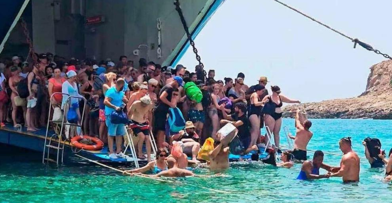 Τριτοκοσμικές εικόνες στον Μπάλο Χανίων: Τουρίστες αποβιβάζονται από το πλοίο με το νερό ως το λαιμό