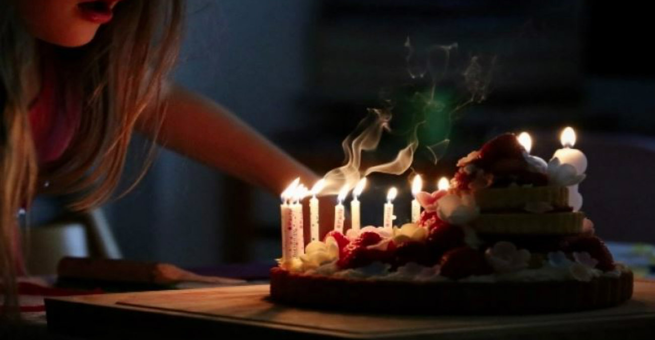 Επιστήμονες ανακάλυψαν μια αηδιαστική λεπτομέρεια όταν σβήνει κάποιος τα κεριά σε μια τούρτα