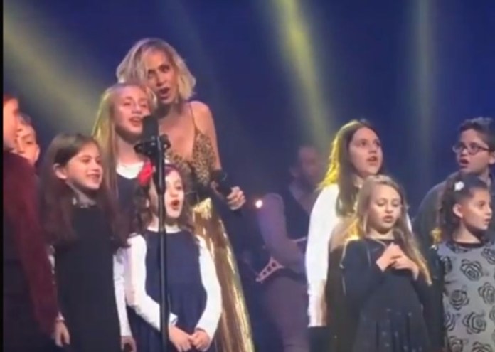 Άννα Βίσση – Τραγούδησε τα κάλαντα με μια υπέροχη παρέα παιδιών - VIDEO