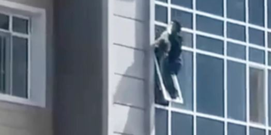 Καζακστάν: Άνδρας έσωσε τρίχρονο κοριτσάκι που κρεμόταν από τον 8ο όροφο πολυκατοικίας - Δείτε βίντεο