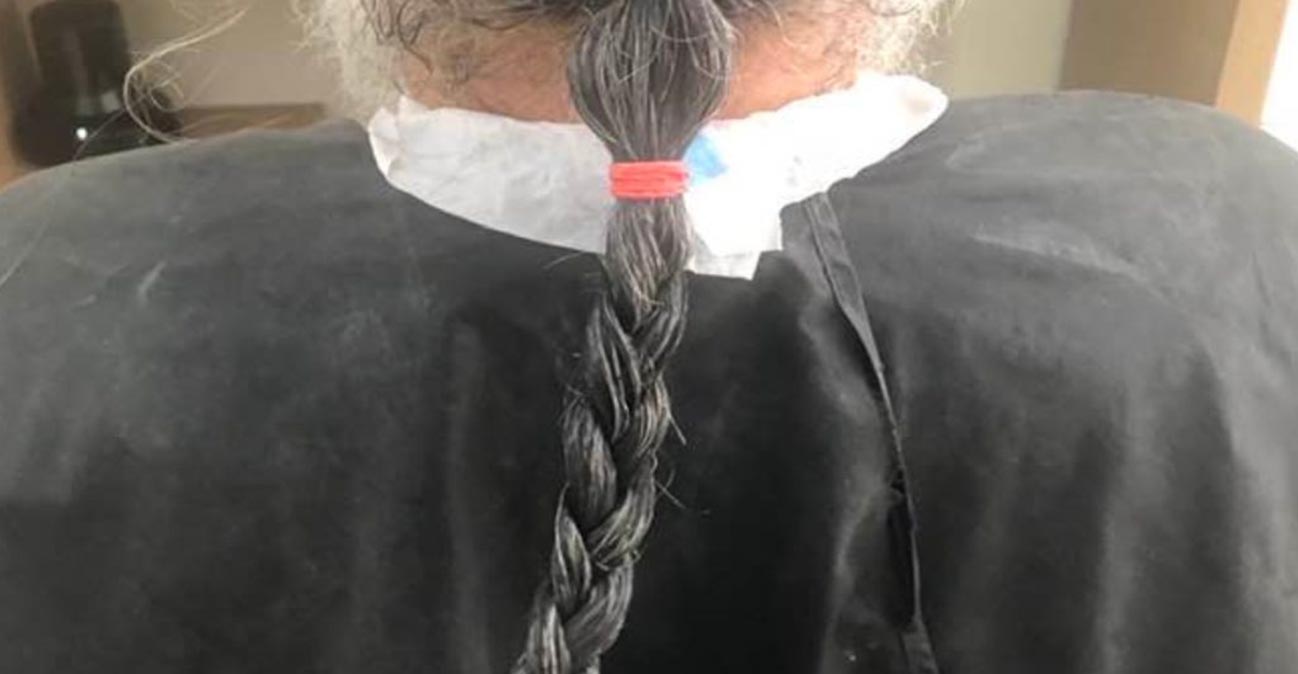 Ιερέας στην Ελλάδα έκοψε τα μαλλιά του και τα δώρισε για καλό σκοπό