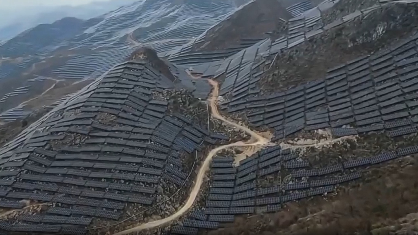 Απόκοσμες εικόνες, «έντυσαν» ολόκληρα βουνά με φωτοβολταϊκά, δείτε βίντεο