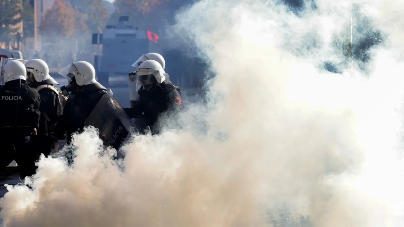 Μυρίζει «μπαρούτι» στην Ευρώπη: Δακρυγόνα στη Γαλλία, φωτιές στην Αλβανία - Χιλιάδες διαδηλωτές στην Ισπανία
