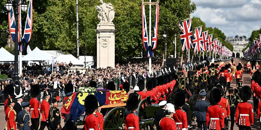 Βασίλισσα Ελισάβετ: Το «αντίο» του Λονδίνου - Σε λαϊκό προσκύνημα οδηγείται η σορός με τη συνοδεία της βασιλικής οικογένειας