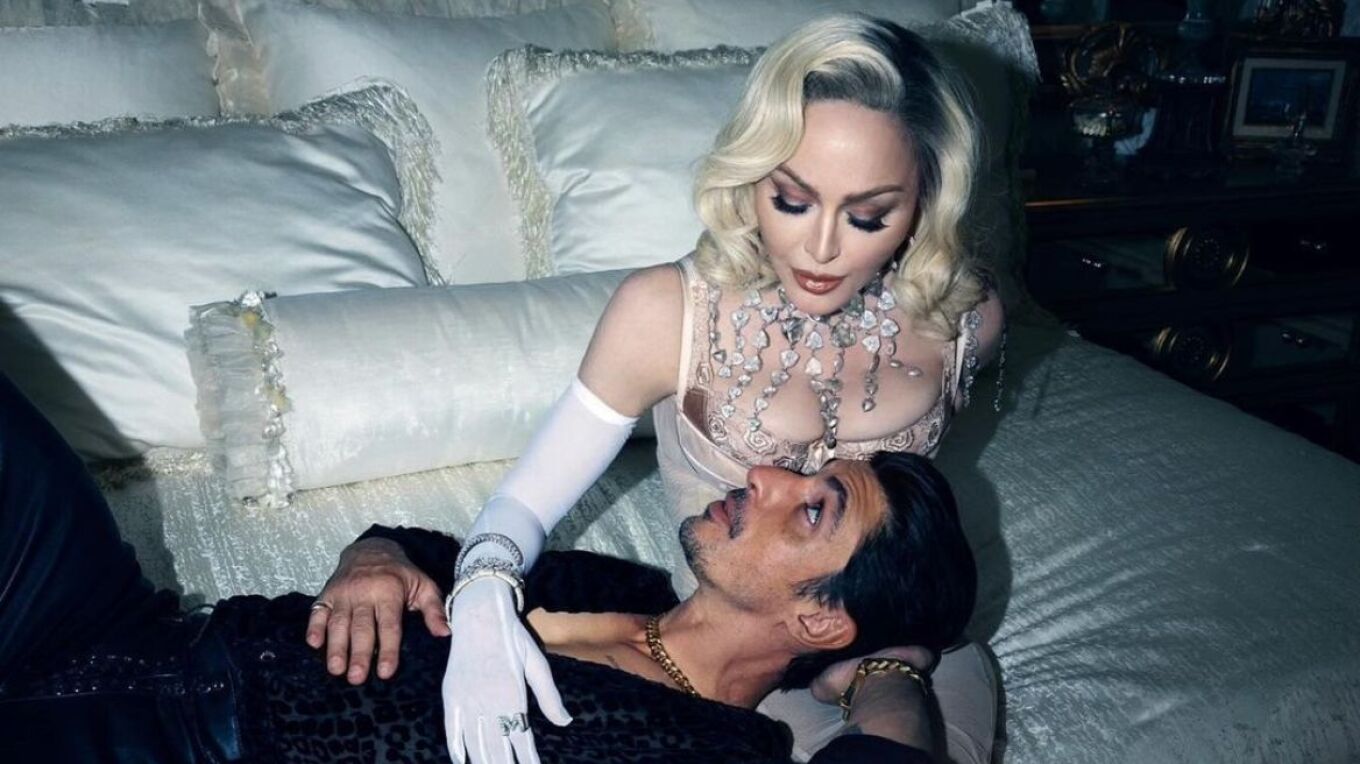 Η Μαντόνα ποζάρει στο κρεβάτι με τον ηθοποιό Αλμπέρτο Γκέρα
